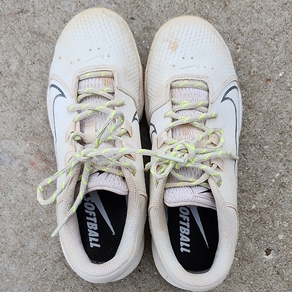 Nike Women's Cream Softball Cleats